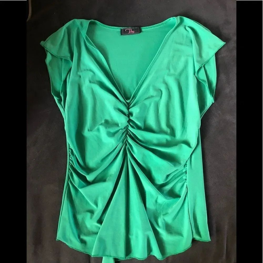 Ping short sleeve green top. Rouched center with stretch